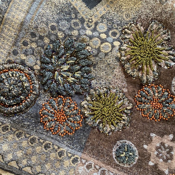 Embroidered fringed wool wrap - Picture 3 of 9